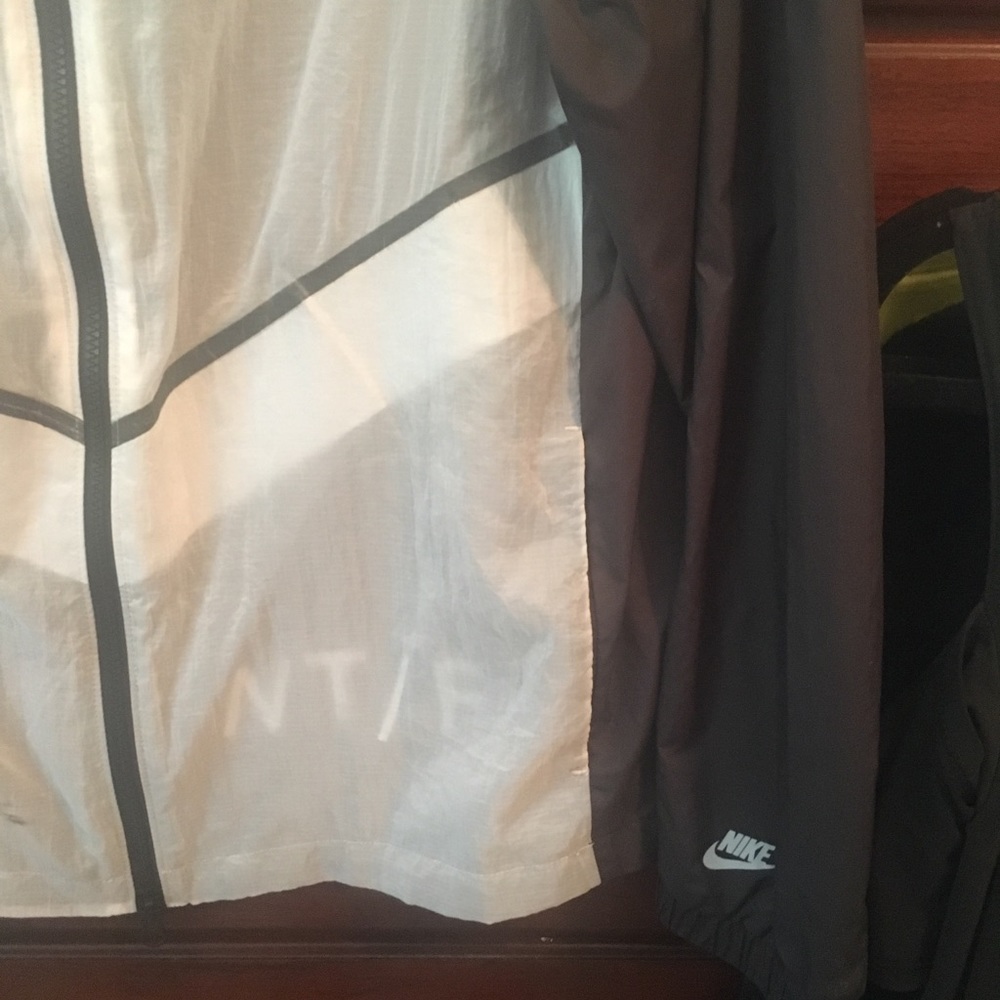 Nike lightweight full zip jacket size L - Picture 2 of 3